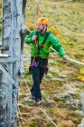 Homme équilibrage sur le parcours de haute corde obstacle en Islande — Photo de stock