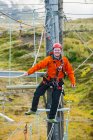 Человек балансирует на высоком канатном полосе препятствий в Исландии — стоковое фото