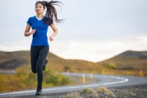 Schöne Frau joggt in ländlicher Gegend in Island — Stockfoto