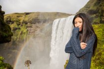 Hermosa mujer posando en la cascada de Skogarfoss en Islandia - foto de stock
