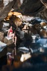 Frau sitzt in Grjotgja-Höhle im Norden Islands — Stockfoto