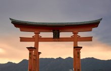 Grandi torii di Miyajima al tramonto, vicino a Hiroshima, Giappone — Foto stock