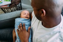 Newborn baby sleeping in fathers arms — Stock Photo
