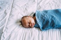Sobrecarga de bebê recém-nascido cochilando em cobertor branco — Fotografia de Stock
