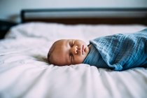 Nahaufnahme eines Neugeborenen, das allein im Bett schläft — Stockfoto