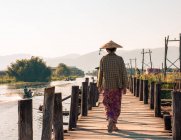 Vue arrière de la femme locale marchant au Myanmar — Photo de stock