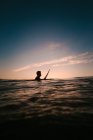 Surfista sob o pôr do sol em uma praia na Espanha — Fotografia de Stock