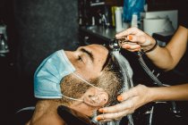 Estetista e parrucchiere che lavorano con maschera per il virus covid19 — Foto stock