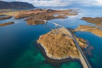 Puente sobre fiordos noruegos desde vista aérea - foto de stock
