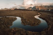 Si snoda alla foce di un fiume nelle isole lofoten — Foto stock