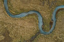 Serpentea en la desembocadura de un río en las islas lofoten - foto de stock