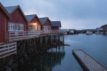 Distrito tradicional en el condado, Noruega, archipiélago de Lofoten - foto de stock