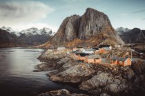 Distrito tradicional en el condado, Noruega, archipiélago de Lofoten - foto de stock