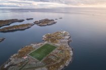 Футбольный стадион Лофотен Норвегия, вид с воздуха — стоковое фото