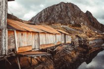 Salas de secado de bacalao del pueblo de Sund en Lofoten - foto de stock