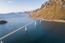 Puente sobre fiordos noruegos desde vista aérea - foto de stock