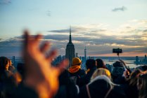 As pessoas assistem a partir de arranha-céus os edifícios de Nova York ao pôr do sol e tirar fotos com o celular, Estados Unidos — Fotografia de Stock