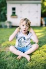 Porträt eines süßen Fünfjährigen, der alberne Gesichter macht — Stockfoto