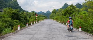 Paar fährt Motorroller auf Cat-Ba-Insel in Vietnam — Stockfoto