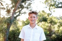 Portrait extérieur d'un beau garçon adolescent avec des bretelles — Photo de stock