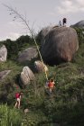 Randonnée naturelle avec adultes et enfants au sommet d'un rocher — Photo de stock