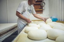 Man Arranging Rounds of Dough at a Bakery in Belgrade, Serbia — Stock Photo