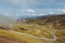 Route sinueuse vers les montagnes à Alto Campoo, Cantabrie, Espagne — Photo de stock