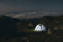 Montanha acampar à noite assistindo nuvens desenrolar, Cantabria, Espanha — Fotografia de Stock