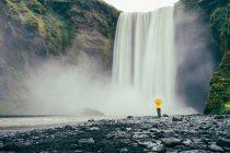 Schöner Wasserfall in den Bergen und Frau — Stockfoto