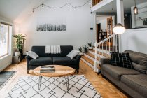 Moderna sala de estar escandinava interior con sofá e iluminación - foto de stock