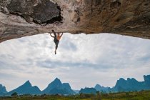 Man climbing steep overhang in Yangshuo / China — Stock Photo