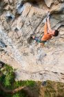 Uomo arrampicata parete di roccia in Yangshuo / Cina — Foto stock