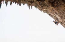 Людина, яка піднімається на арку в Одін'с Ден поруч з пагорбом Мун в Яншуо. — стокове фото