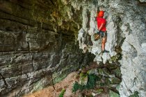 Молодой альпинист карабкается в пещере сокровищ в Яншо, Китай — стоковое фото