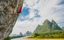 Junger Mann klettert steile Felswand in Yangshuo / China — Stockfoto