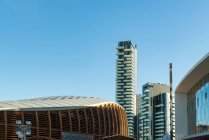 Pavilhão UniCredit na zona empresarial com torres em segundo plano em Milão — Fotografia de Stock