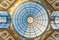Interior de milan shopping gallery, italia - foto de stock
