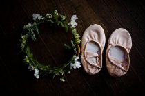 Flor coroa e pequenos sapatos de balé — Fotografia de Stock