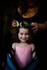 Тітка кладе квіткову корону на голову племінниці — стокове фото
