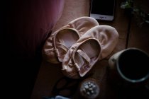 Балетне взуття сидить на столі — стокове фото
