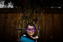 Мила маленька дівчинка в костюмі метелика розважається — стокове фото