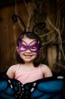 Süßes kleines Mädchen im Schmetterlingskostüm hat Spaß — Stockfoto
