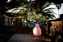 Linda niña en traje de mariposa divertirse - foto de stock