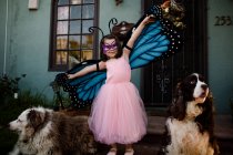 Bonito menina no borboleta traje ter diversão — Fotografia de Stock