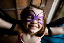 Мила маленька дівчинка в костюмі метелика розважається — стокове фото