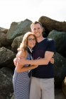 Mutter & Sohn umarmen und lächeln für Kamera am Strand — Stockfoto