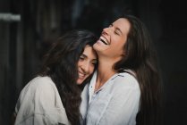 Bella esbian ragazze coppia abbraccio tra loro — Foto stock
