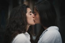 Belle esbian filles couple baisers — Photo de stock