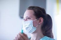 Krankenschwester mit Mundstück und Spritze — Stockfoto