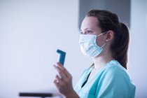 Enfermeiro com bocal e seringa — Fotografia de Stock